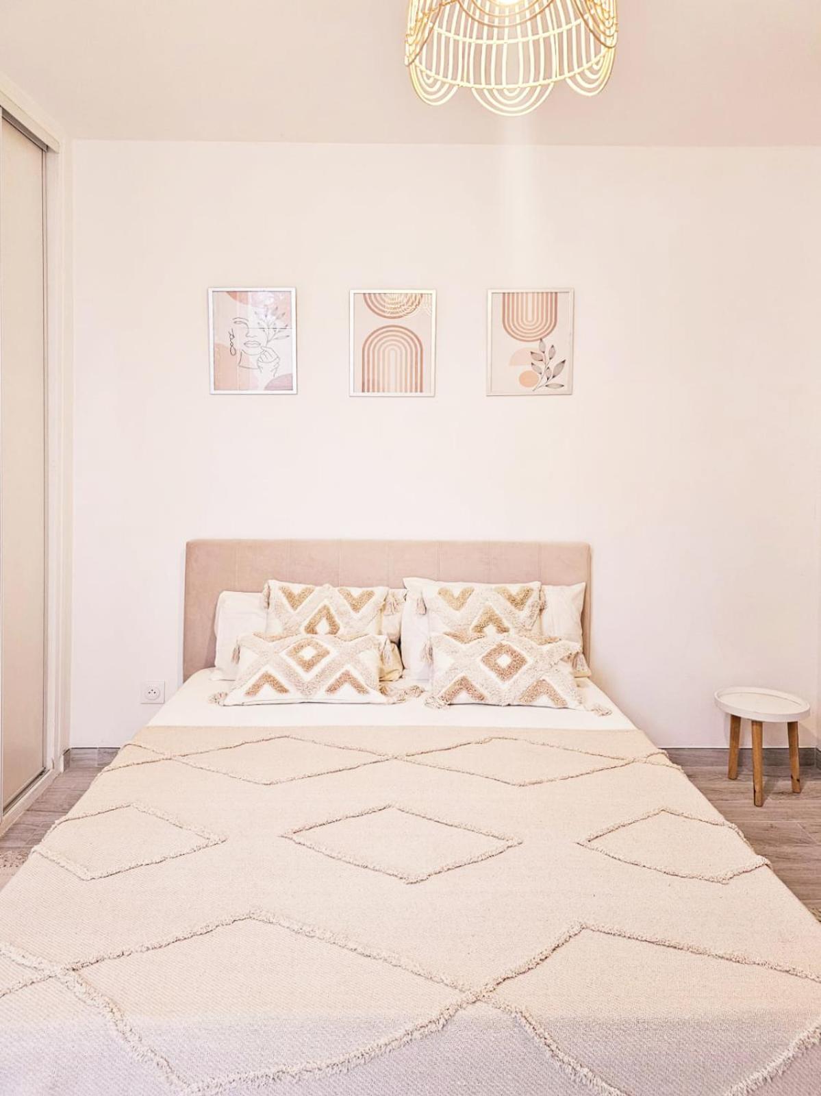 Bed & Breakfast - Entre Paris & Disneyland Lejlighed Roissy-en-Brie Eksteriør billede